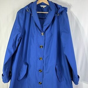 ♠️ TravelSmith bright blue, lightweight, long, hooded raincoat